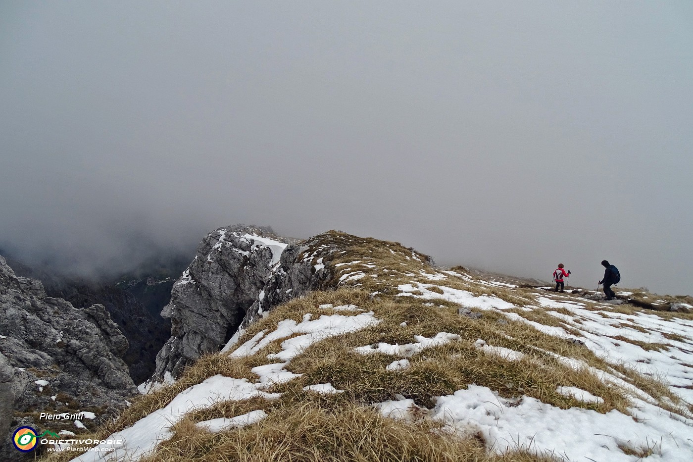 51 Scendiamo con attenzione nella nebbia su sentiero ripido con neve molliccia.JPG -                                